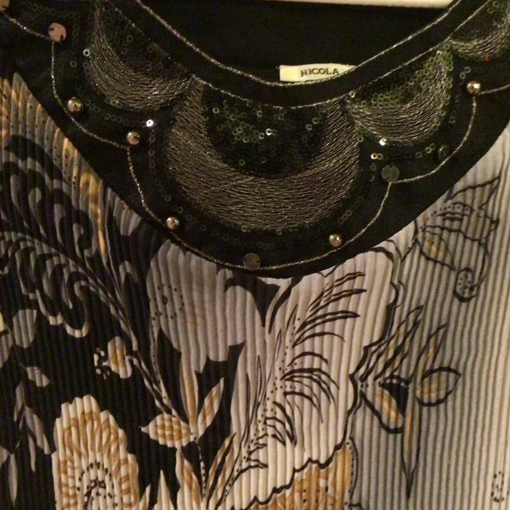 Size XL Black/Gold Design Top with sparkly Collar - Picture 2 of 4